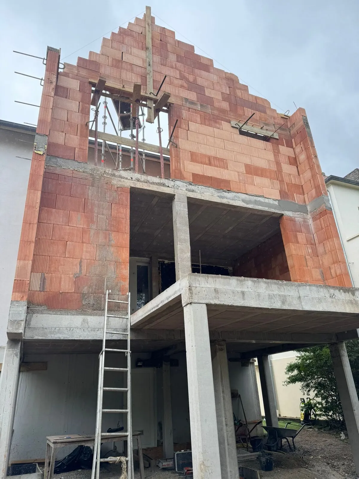 Élévation de murs en briques avec pignon, maison en construction en Moselle