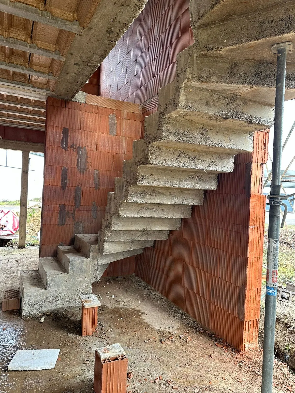 Escalier en béton coulé en place dans une maison en construction en Moselle