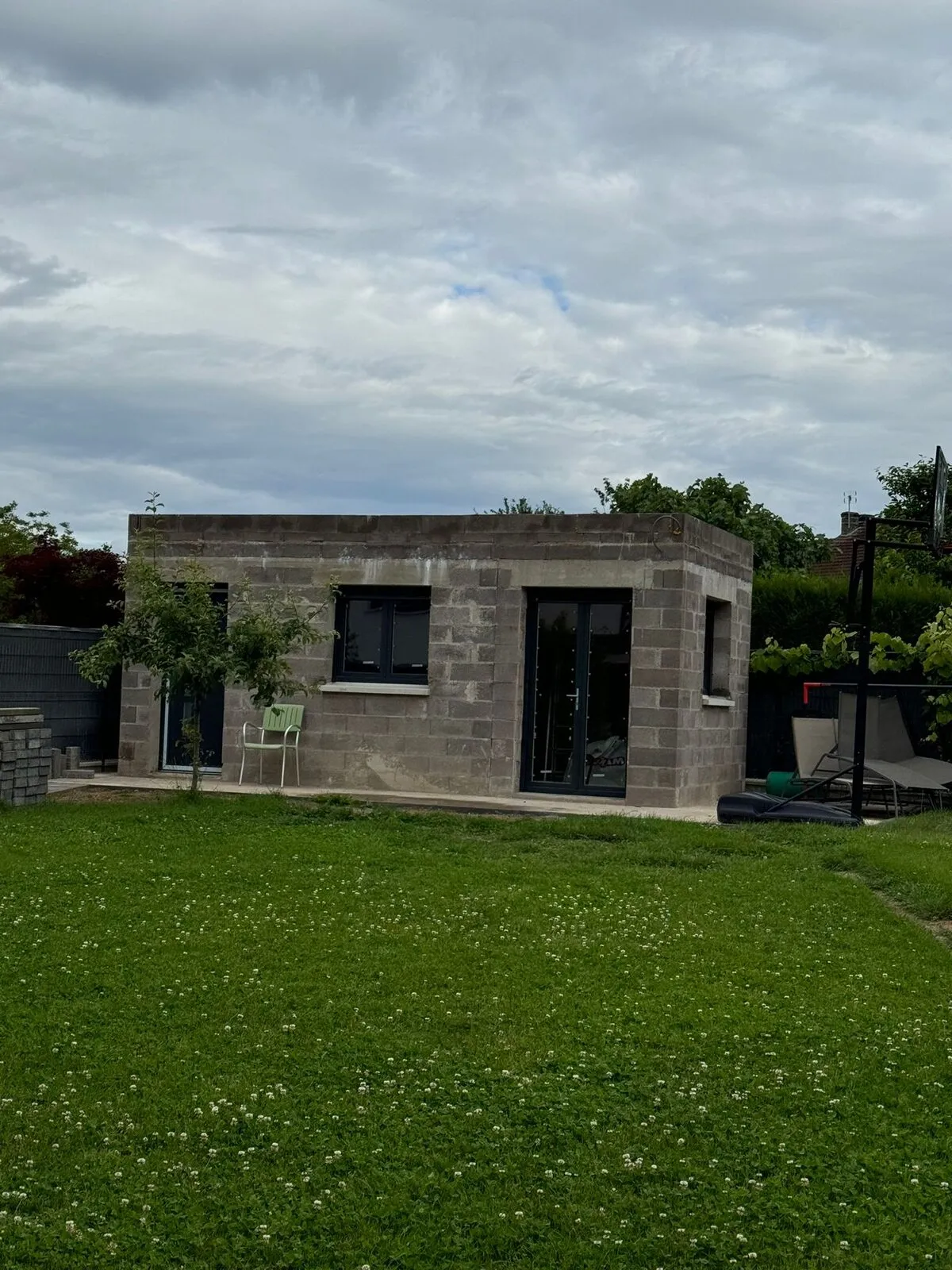 Annexe de jardin en parpaings avec baie vitrée, construite près de Metz