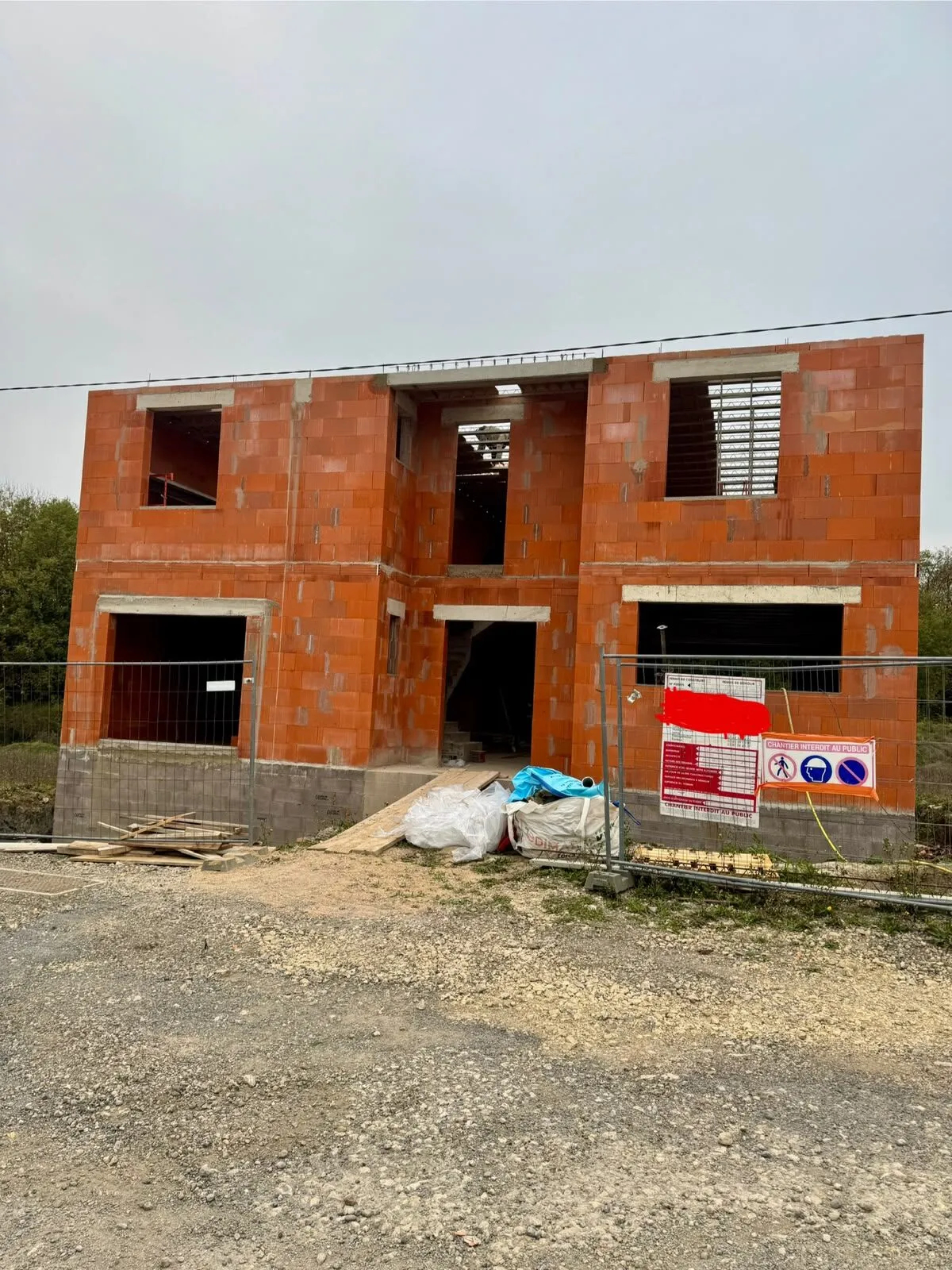 Maison individuelle en briques, gros œuvre terminé, construite en Moselle
