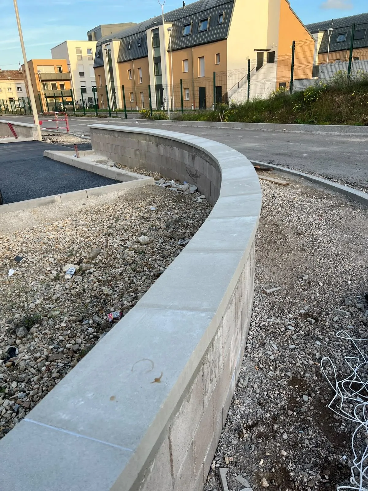 Muret courbe avec couvertines béton sur un chantier professionnel en Moselle