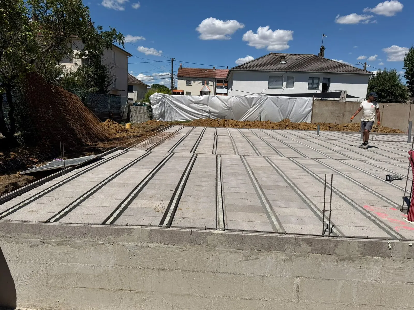 Plancher en poutrelles et hourdis avec armatures posé sur vide sanitaire, chantier à Metz